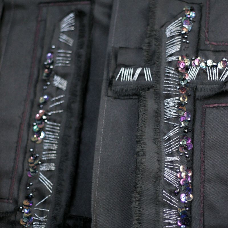 kilt plissé et brodé à la main en gabardine noire