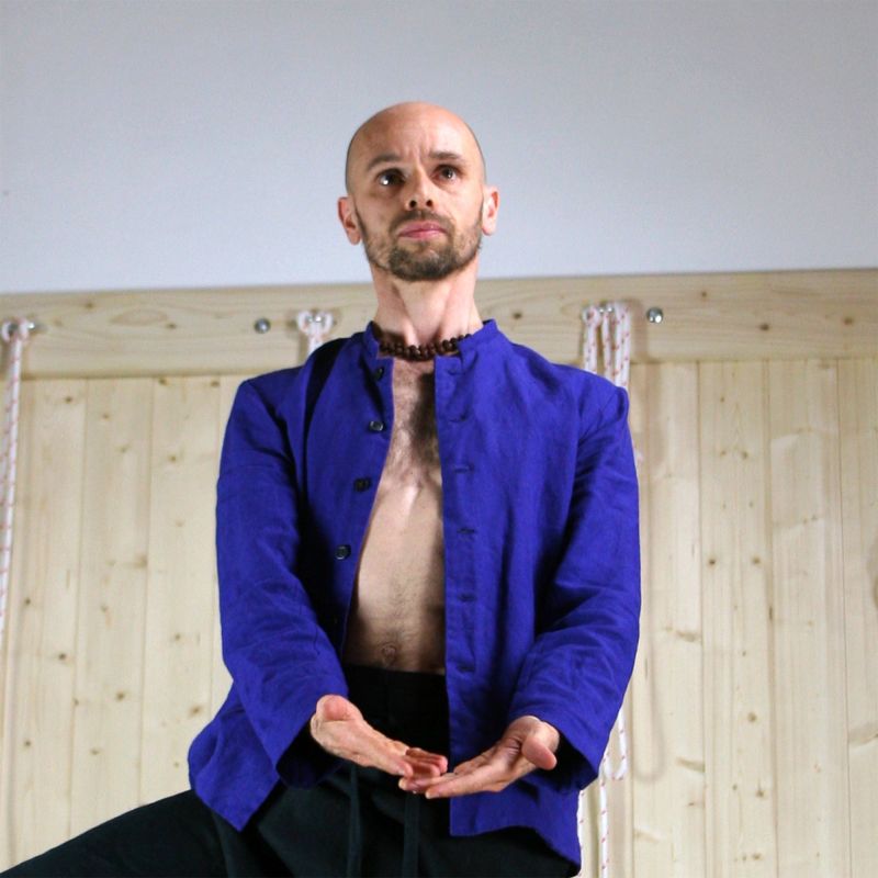 Veste homme à col mao en lin indigo minimaliste