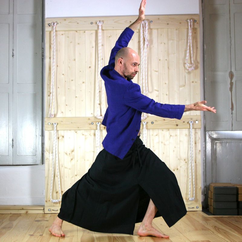 Veste homme à col mao en lin indigo minimaliste