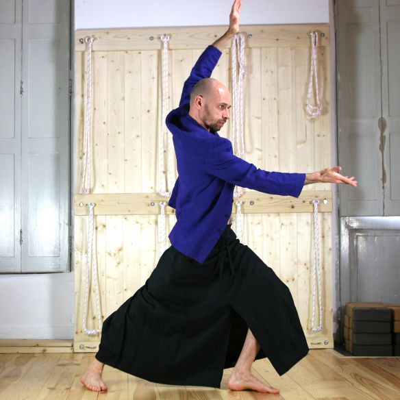 Veste homme à col mao en lin indigo minimaliste