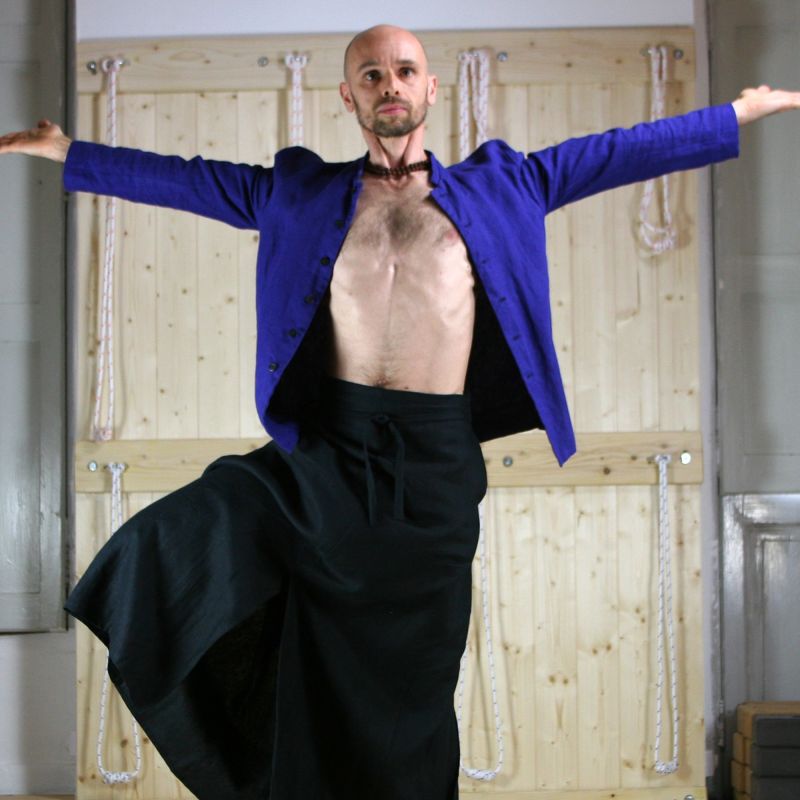 Veste homme à col mao en lin indigo minimaliste