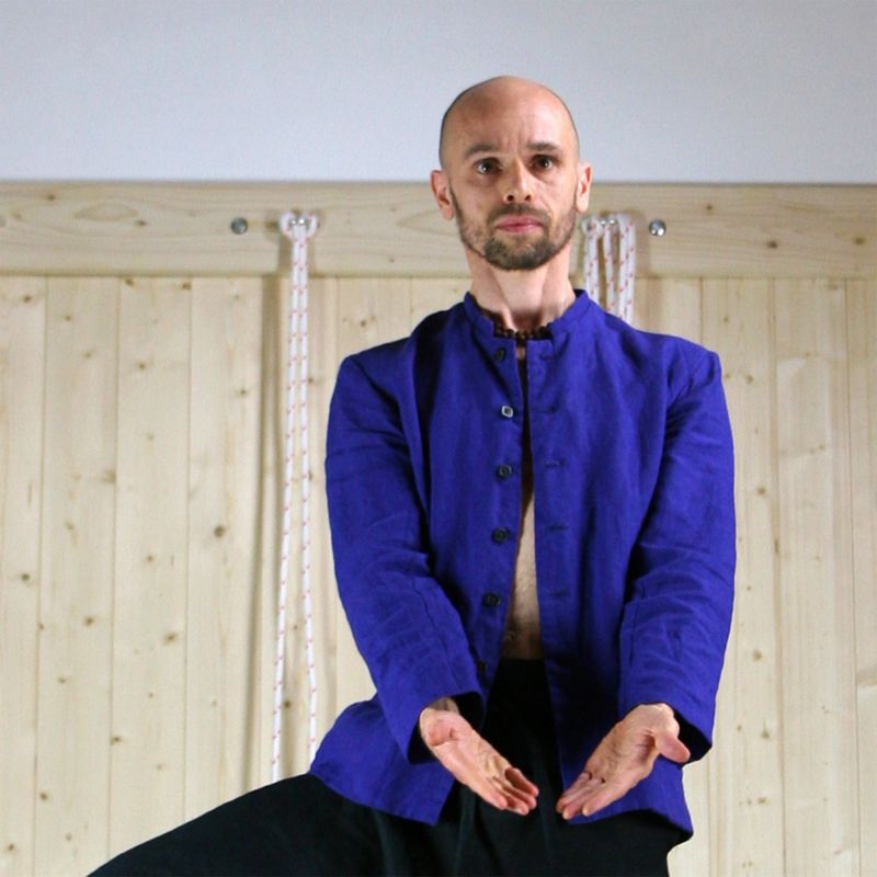 Veste homme à col mao en lin indigo minimaliste