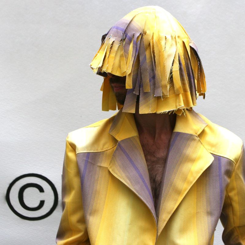 Perruque contemporaine jaune
