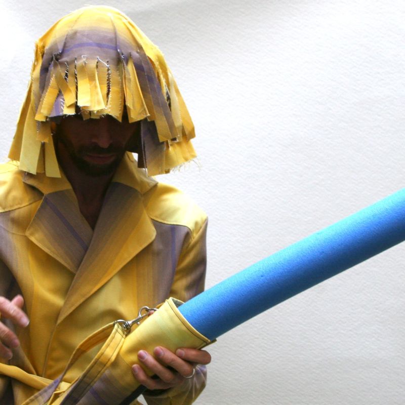 Perruque contemporaine jaune