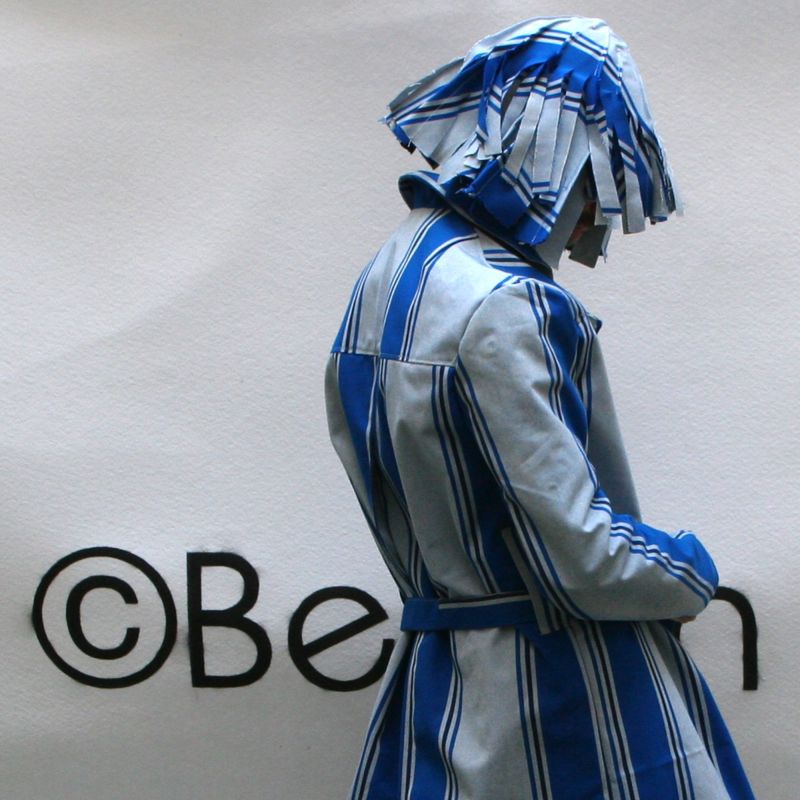 Perruque contemporaine bleue