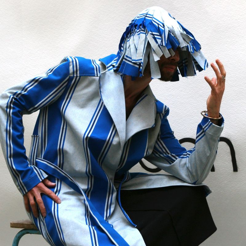 Perruque contemporaine bleue 2