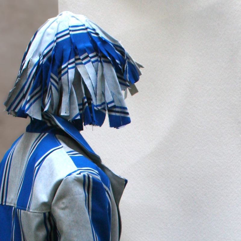Perruque contemporaine bleue