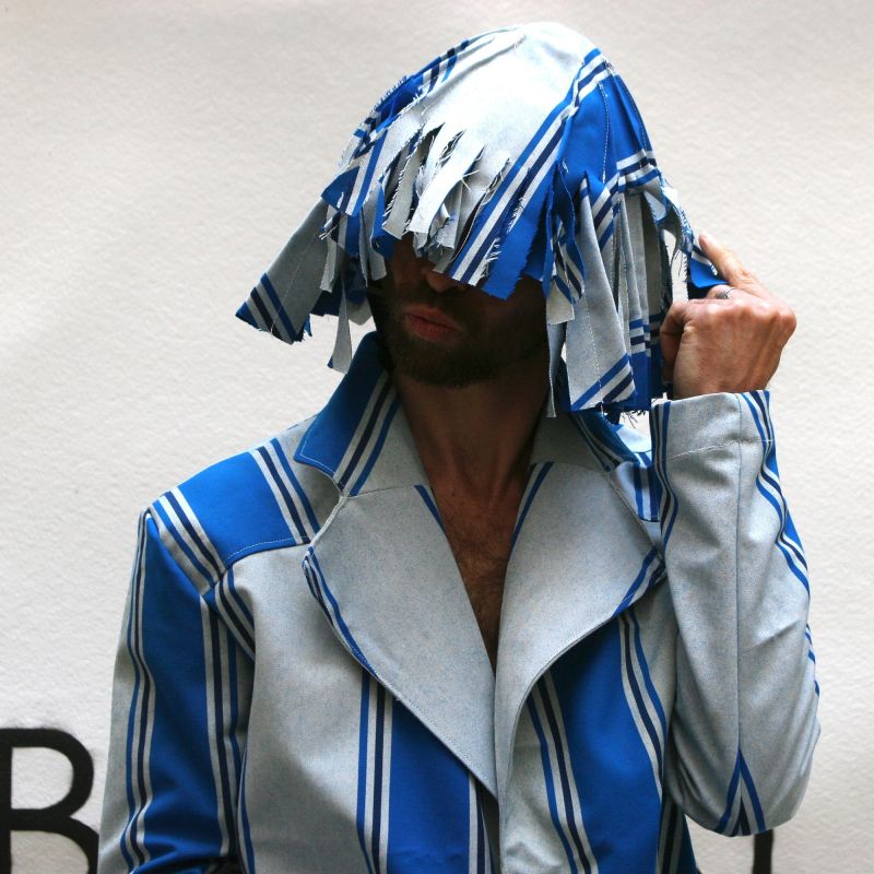 Perruque contemporaine bleue
