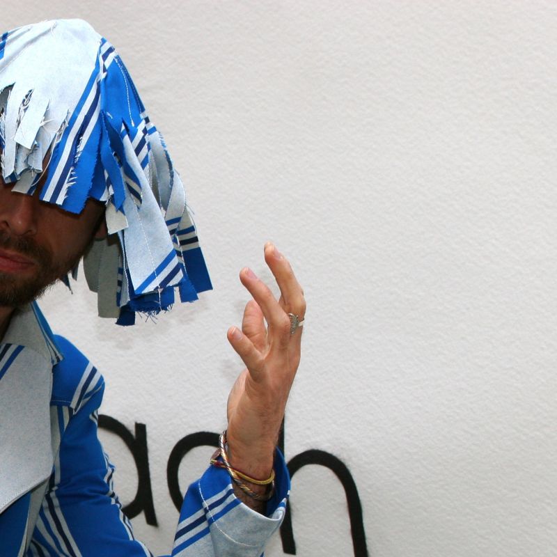Perruque contemporaine bleue